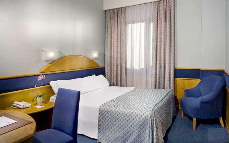 מלון מדריד Agumar מראה חיצוני תמונה A room at the hotel