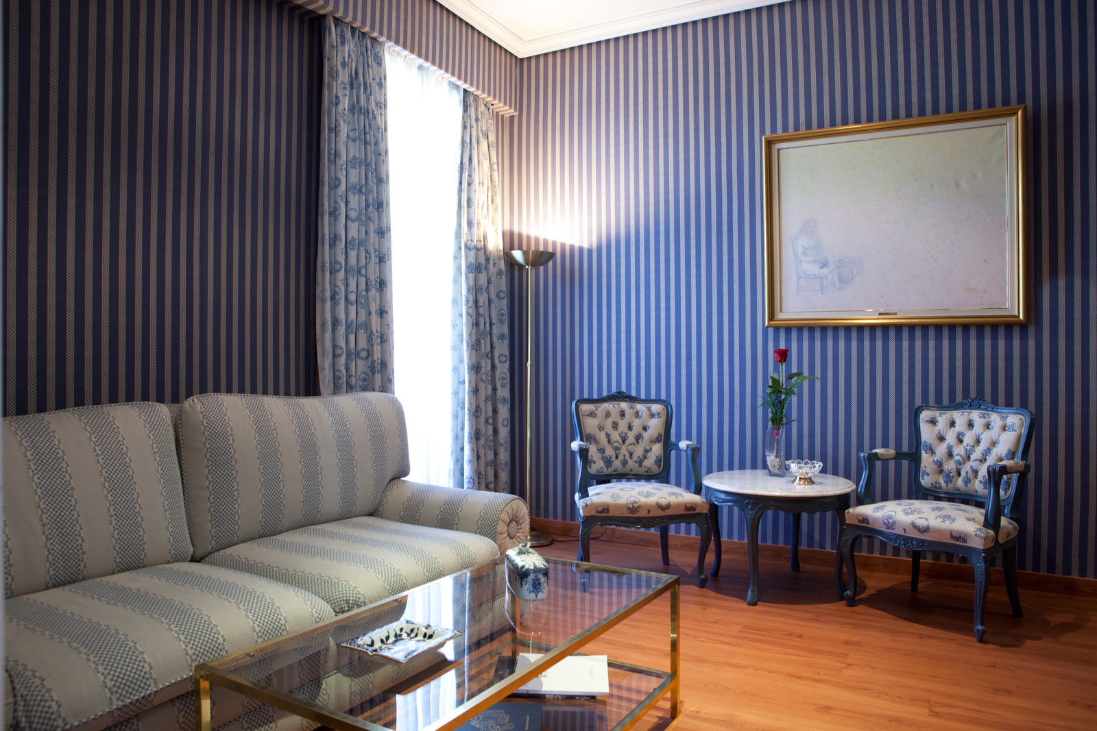 מלון מדריד Agumar מראה חיצוני תמונה A living room in Madrid, Spain.