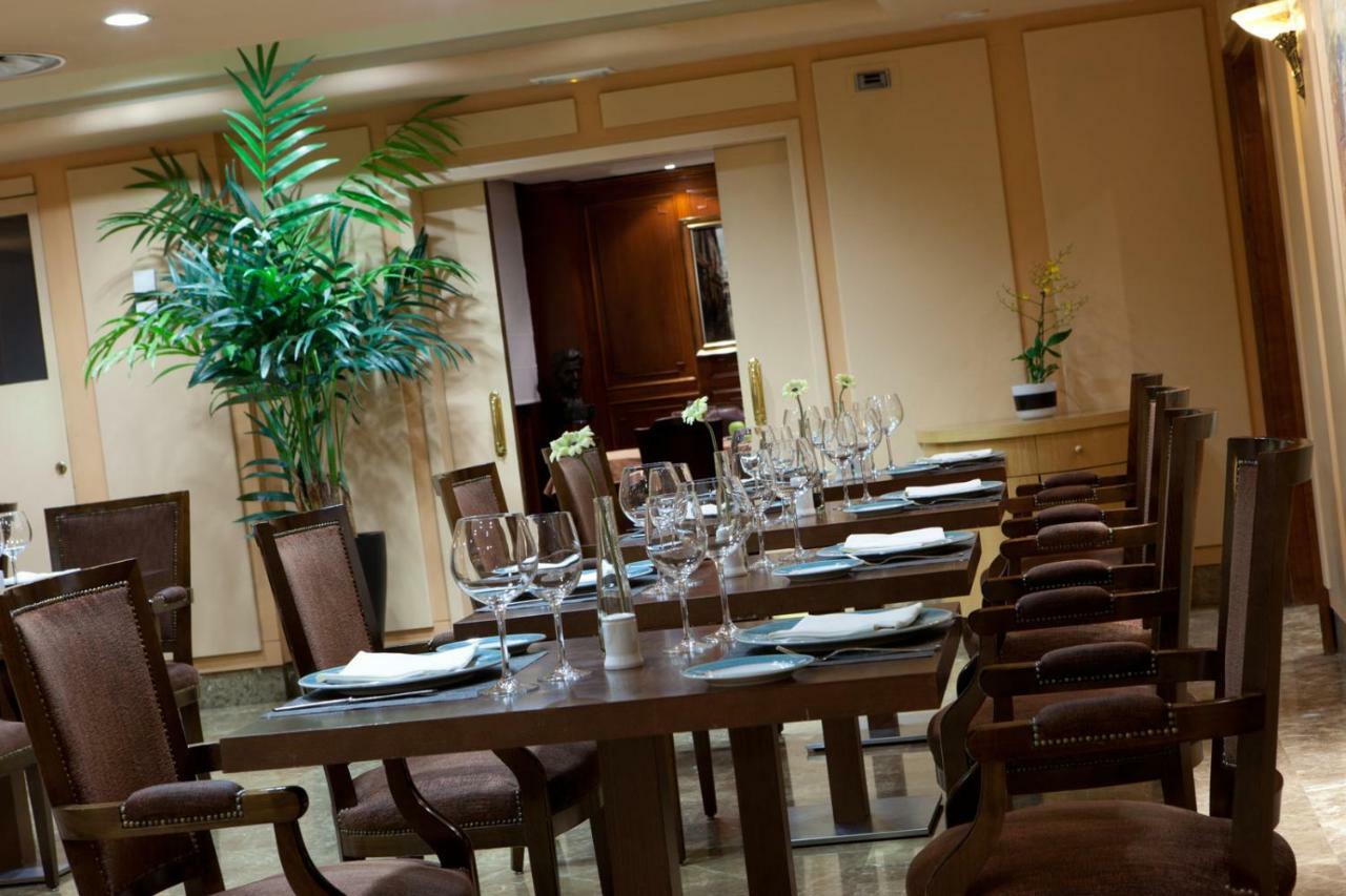 מלון מדריד Agumar מראה חיצוני תמונה Interior of a restaurant