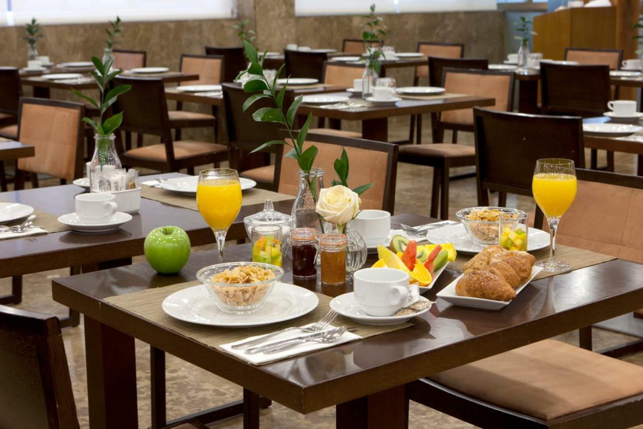 מלון מדריד Agumar מראה חיצוני תמונה Breakfast in a hotel